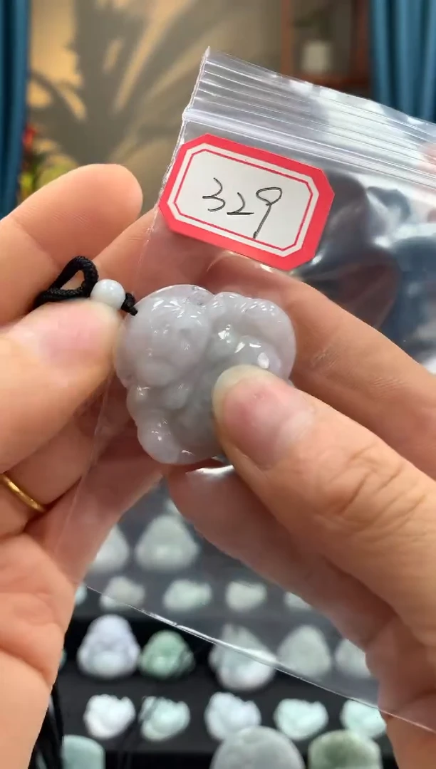 翡翠未镶嵌颈饰佛公329瑕疵