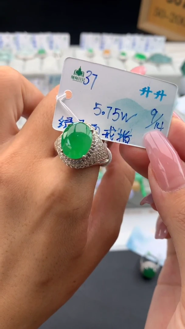 未镶嵌戒指翡翠自带#送人#，联系客服核对地址~