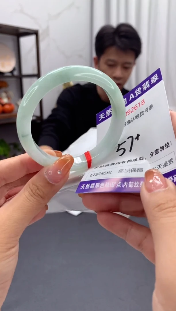 未镶嵌手镯翡翠有纹，完美者勿拍
