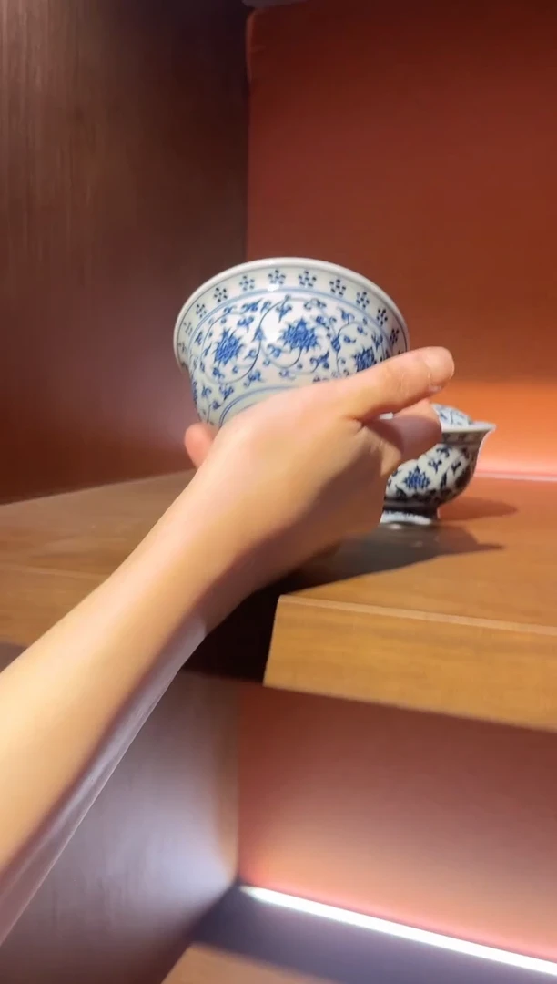 摆件常年展缠枝莲大压手