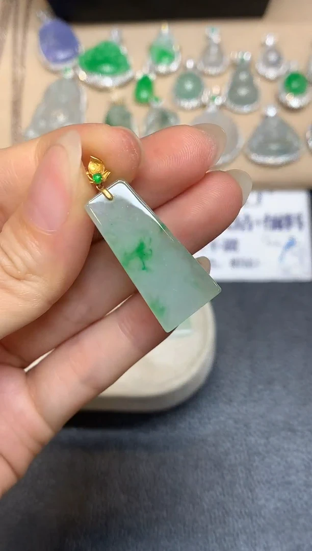 颈饰18K金镶嵌翡翠无事牌【无服务费