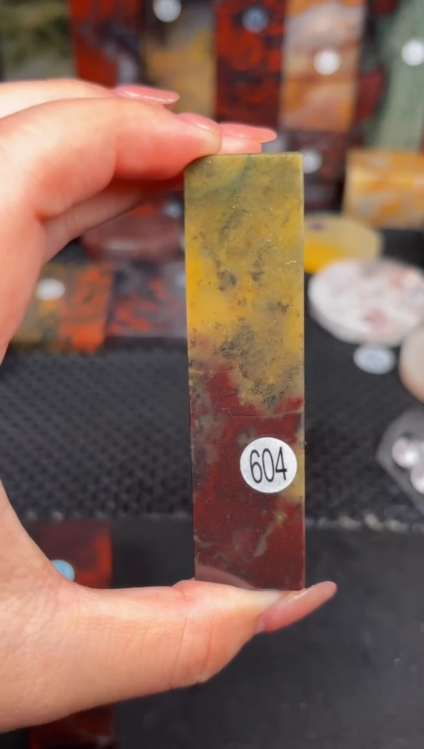 玉桂林鸡血玉摆件 编号：604