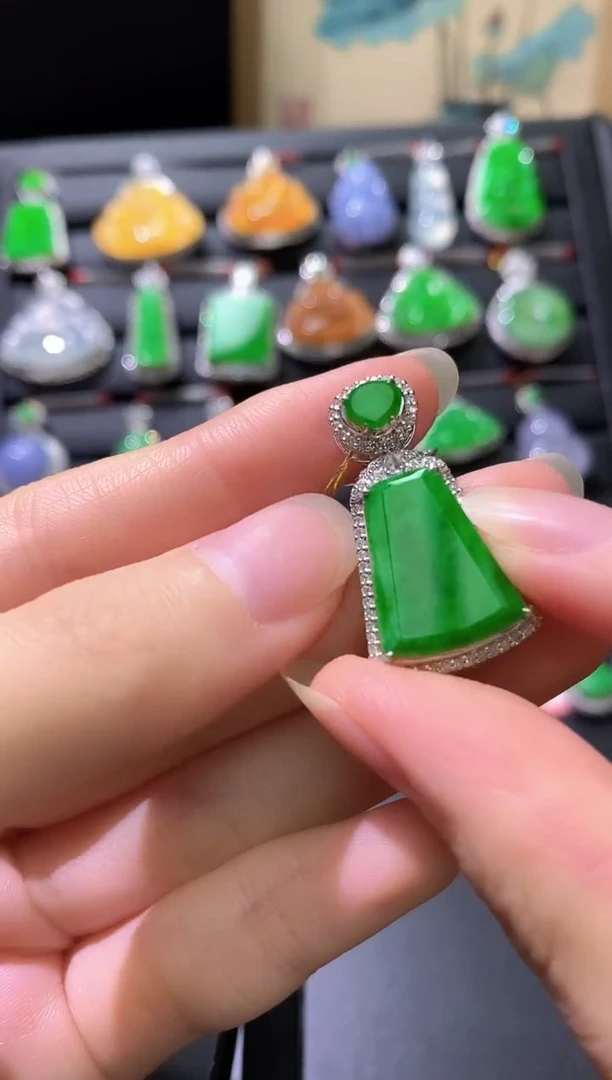 颈饰18K金镶嵌翡翠无事牌