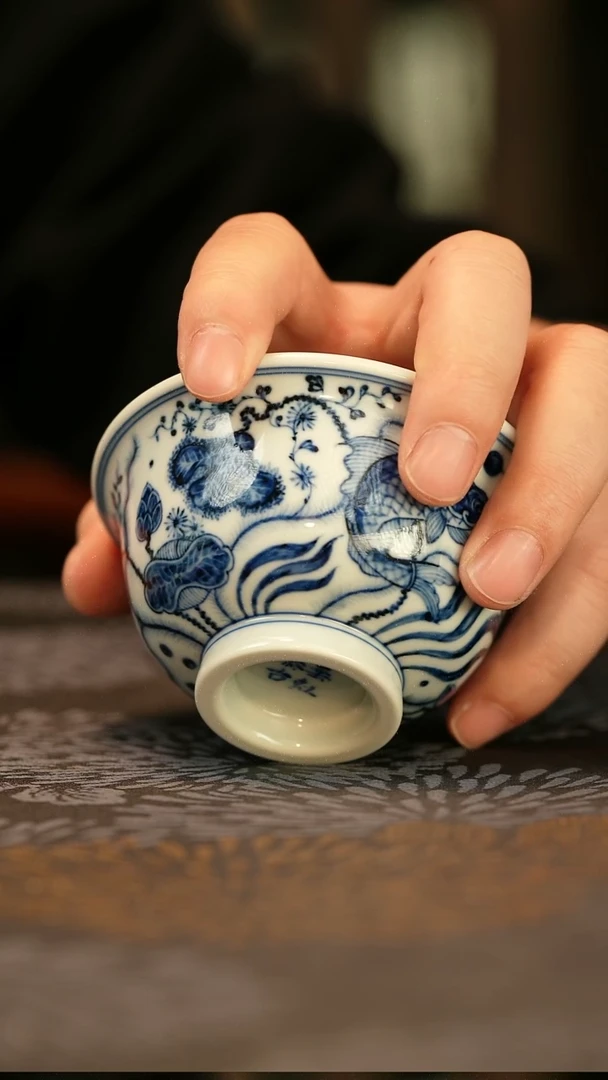 中式仿明青花鱼藻纹压手