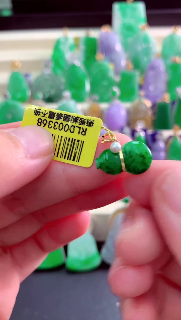 颈饰18K金镶嵌翡翠挂件