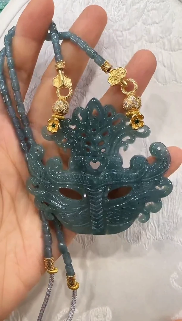 翡翠未镶嵌颈饰国风