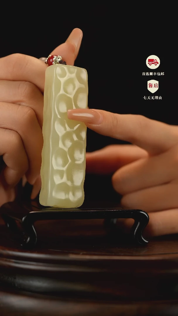 云南石竹叶青雕刻：小奶酪手把件摆件