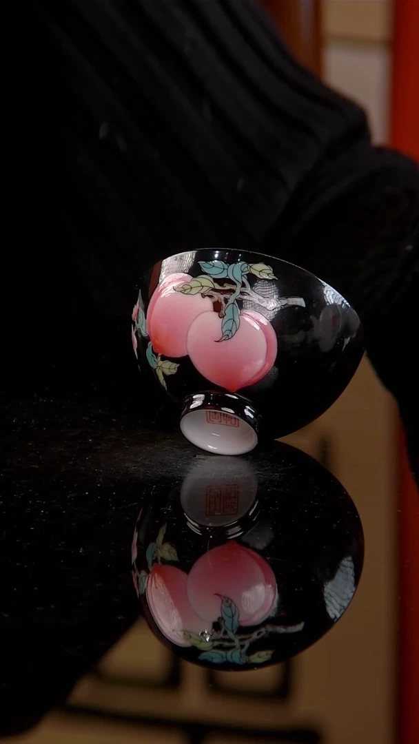 悟陶黑地粉彩对桃鸡心杯