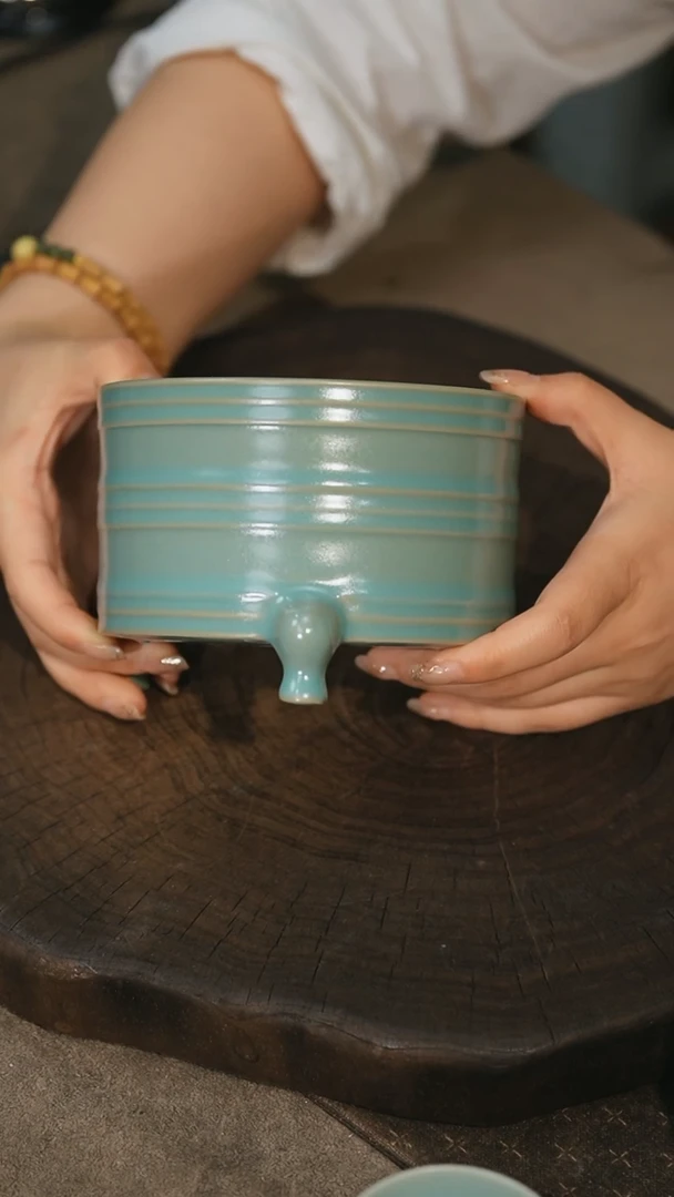 中号三足弦纹尊-微瑕简包-羊