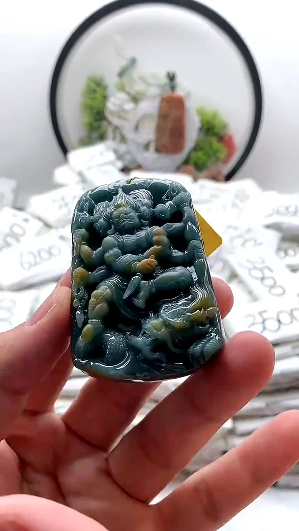 翡翠未镶嵌颈饰不动明王