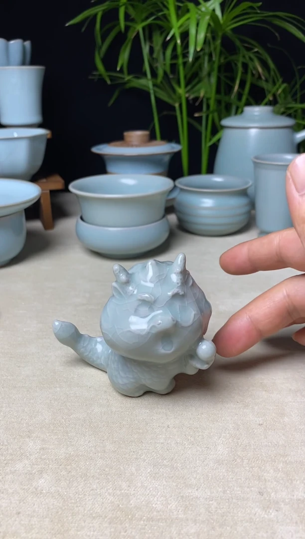 微微瑕粉青釉小龙茶宠