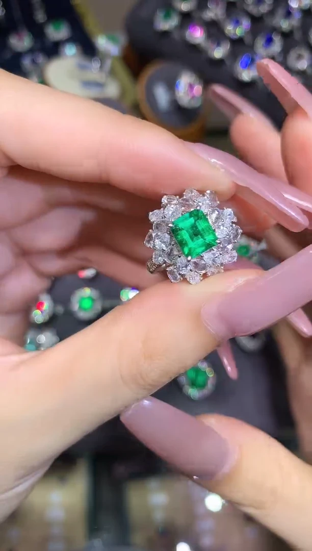 18K金镶嵌戒指祖母绿1.02CT