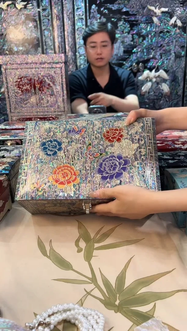 紫底全满螺·弘贝雅螺钿漆器文化馆