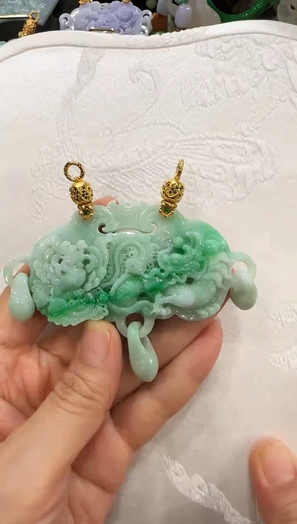 翡翠未镶嵌颈饰国风