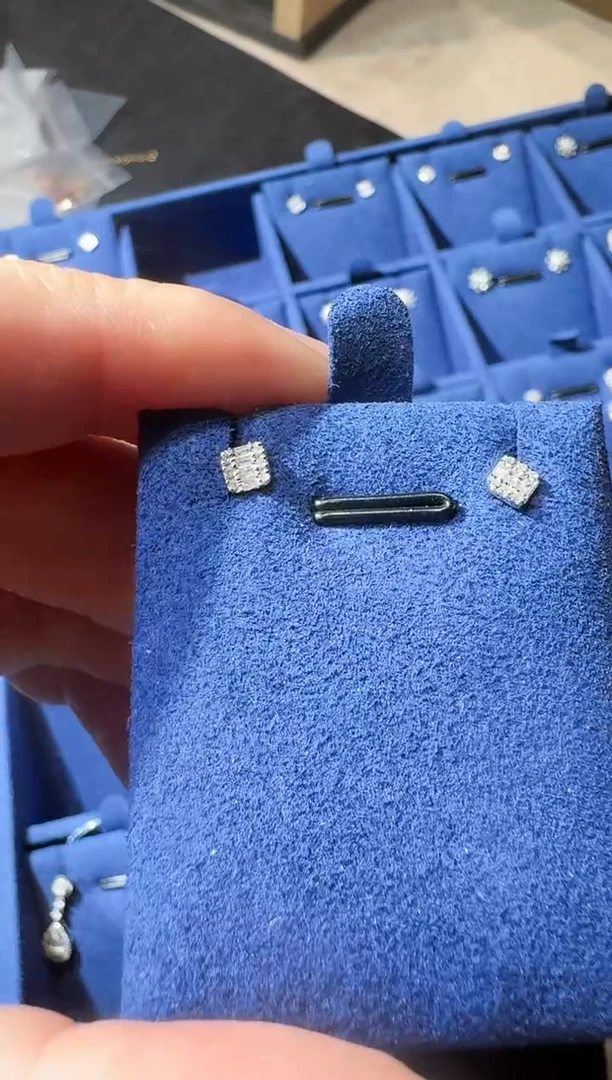 【闪购商品】钻石耳钉18K金镶嵌方糖耳钉TG