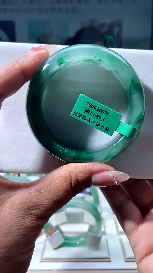 未镶嵌手镯石英质玉（非洲翠）手镯