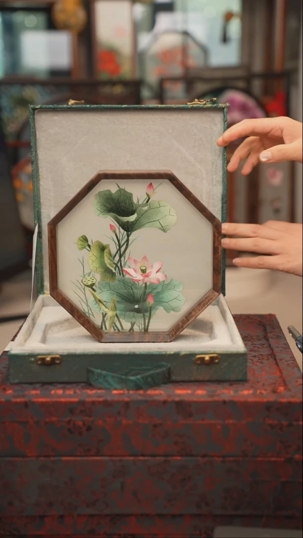 扇子苏绣双面绣八角台屏胡桃木框大号20CM