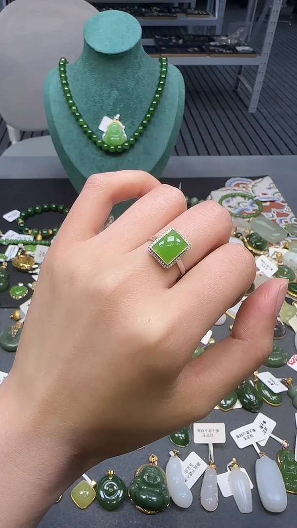 18K金镶嵌戒指和田玉1