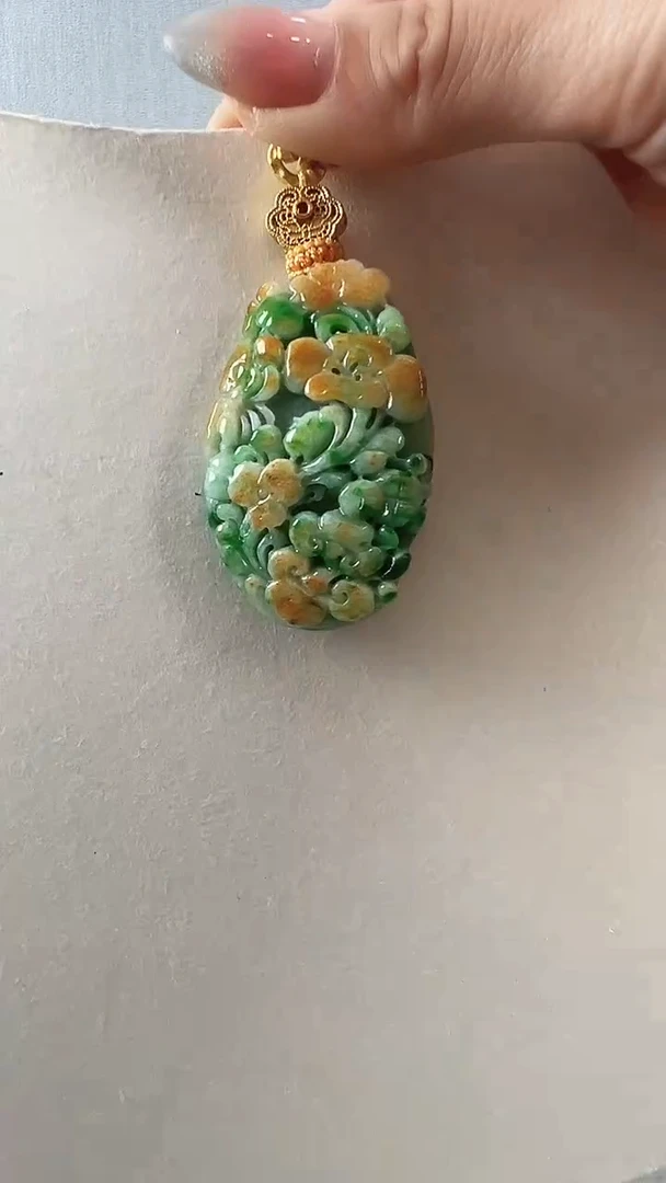 翡翠未镶嵌颈饰蝶恋花