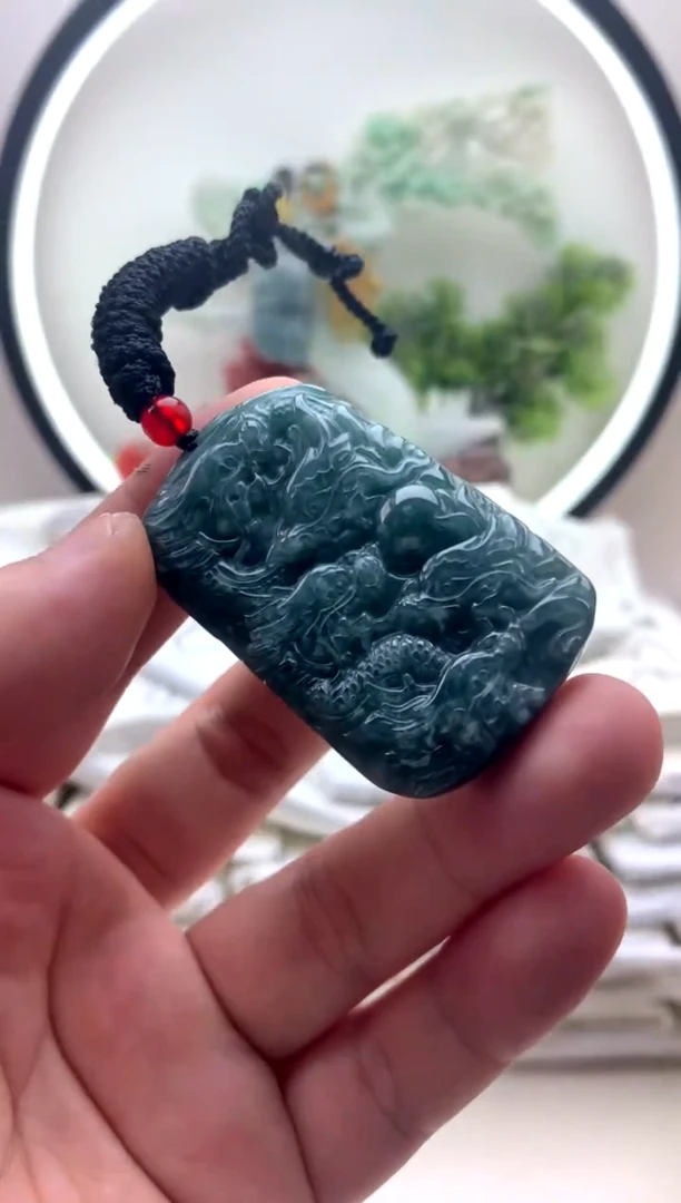 颈饰未镶嵌翡翠挂件有瑕疵