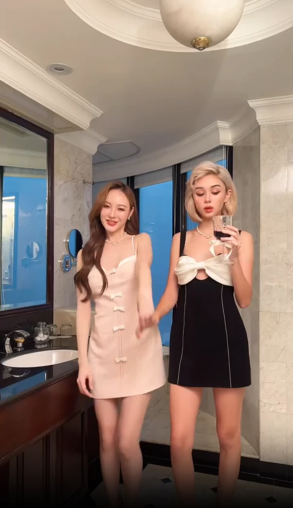 法式甜美蝴蝶结拼色设计感气质连衣裙女夏季2025新款显瘦短裙子潮