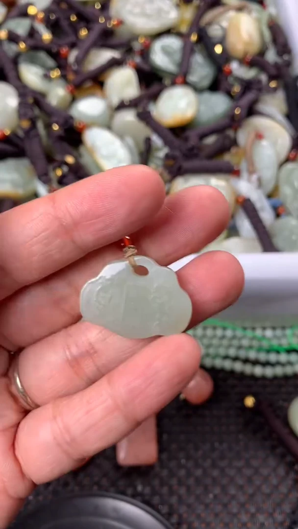 【闪购商品】和田玉颈饰未镶嵌多样性发货没有证书.拍一发一，有瑕