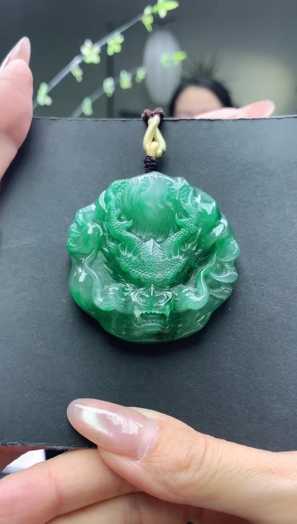 颈饰未镶嵌石英质玉龙牌