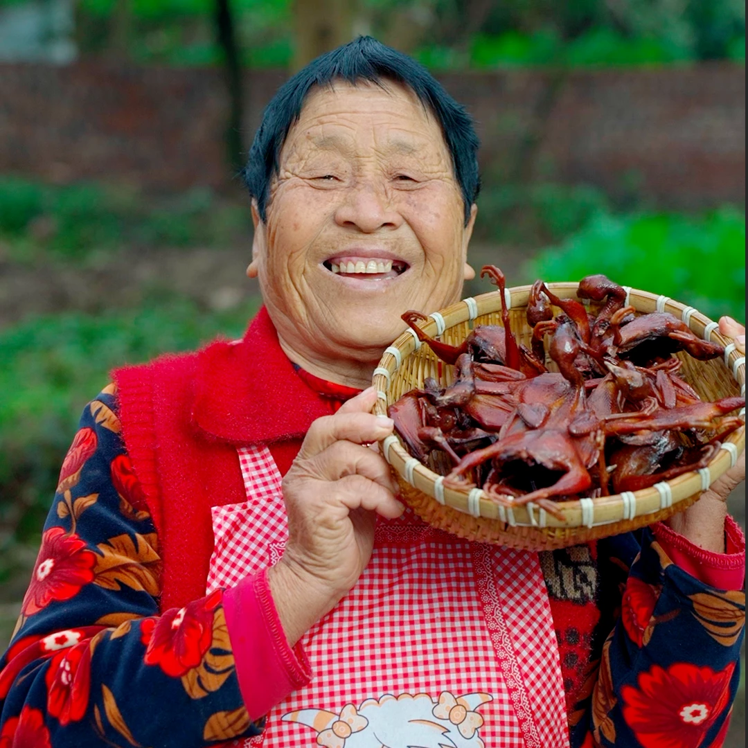 四川特产农家烟熏鹌鹑肉古法腌制下饭下酒柴火烟熏