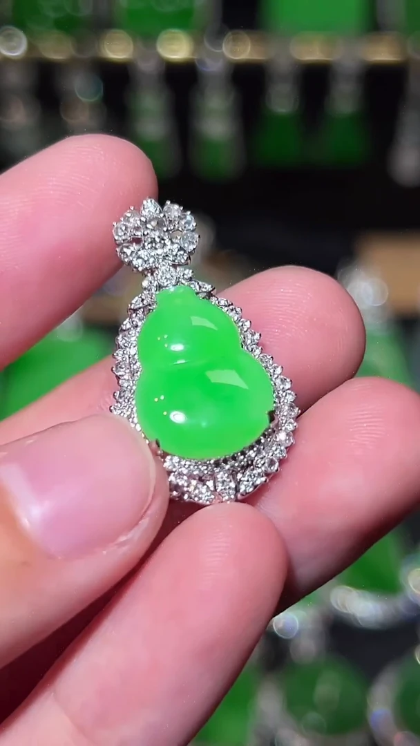 18K金镶嵌挂件翡翠14800