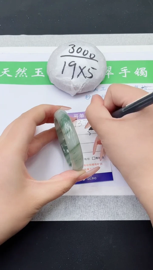 【闪购商品】石英质玉手镯未镶嵌T137-53+