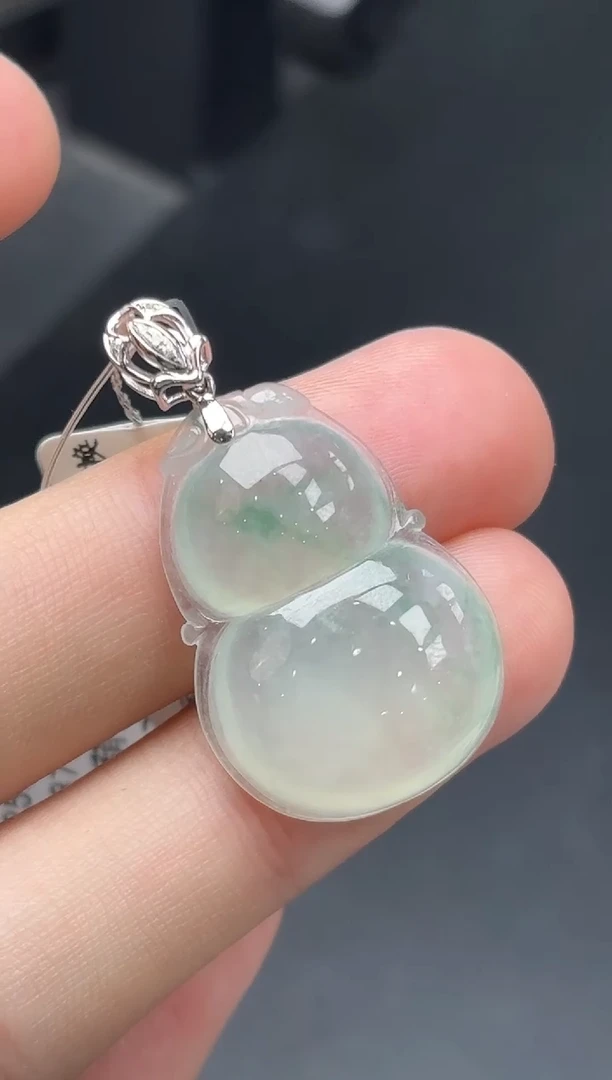 18K金镶嵌挂件翡翠葫芦