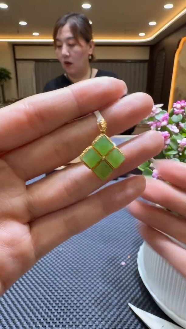 颈饰18K金镶嵌和田玉挂件