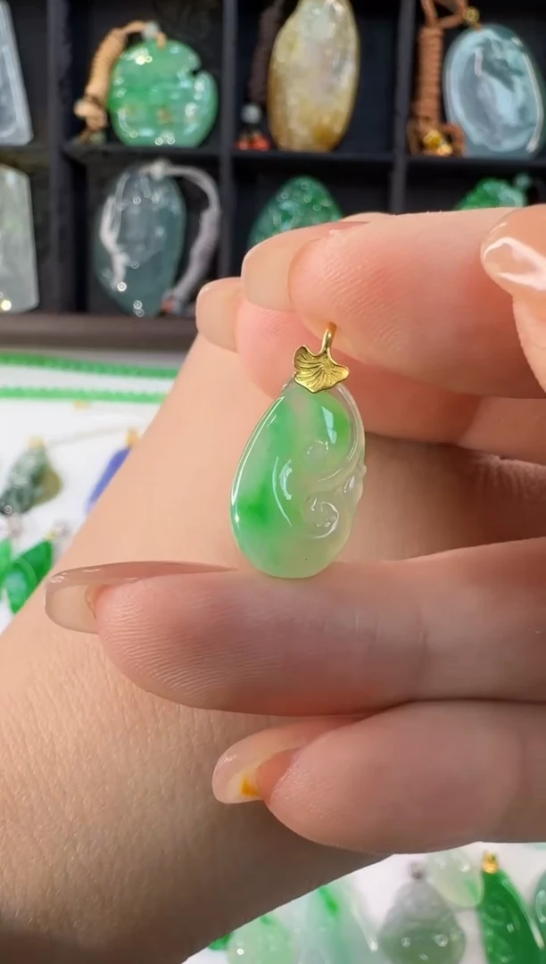 颈饰18K金镶嵌翡翠缅甸A货翡翠