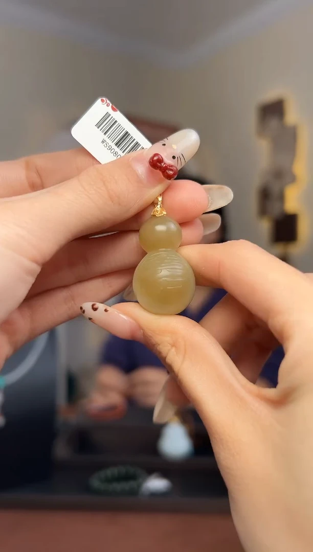 颈饰18K金镶嵌和田玉36*20*19