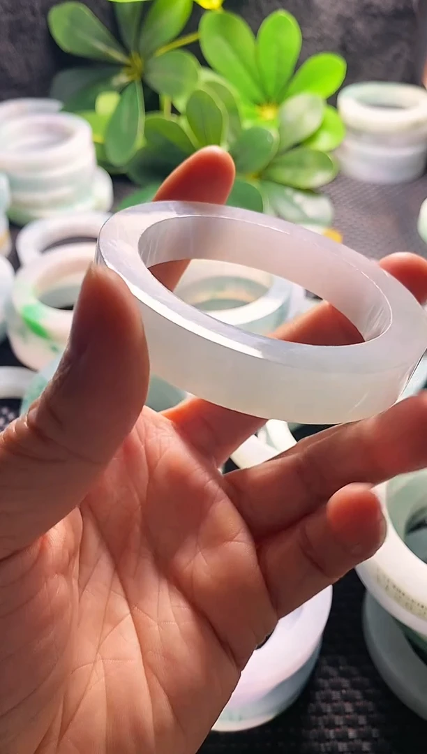 未镶嵌正圈定制翡翠沙*手镯