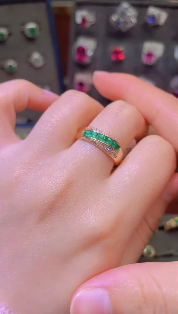 【闪购商品】祖母绿戒指18K金镶嵌*