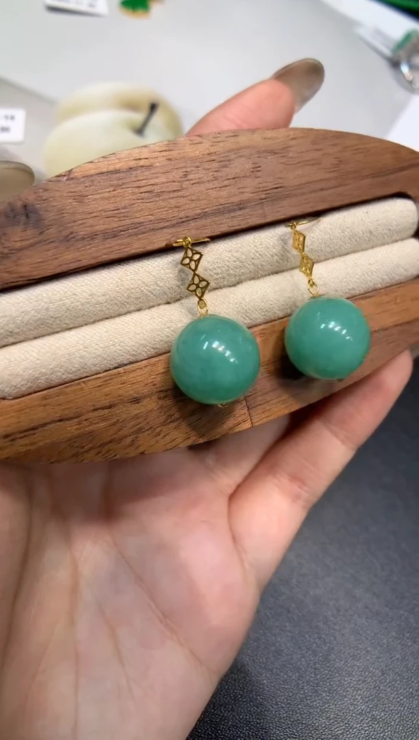 18K金镶嵌翡翠耳饰耳钩