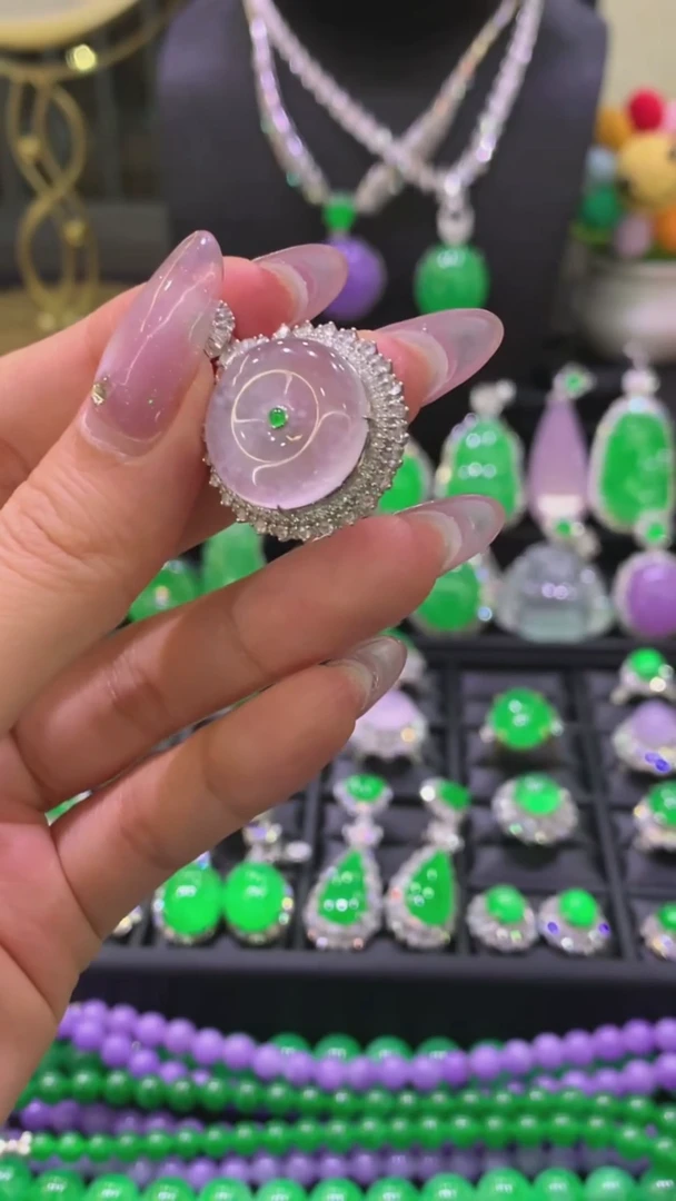 颈饰18K金镶嵌翡翠吊坠