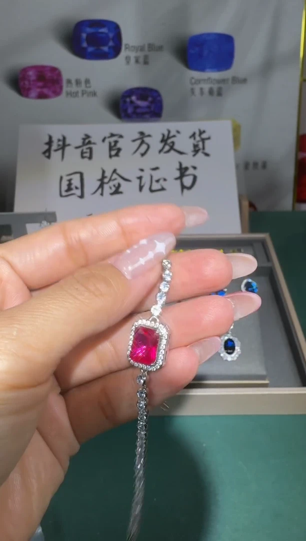 18K金镶嵌手链红宝石0