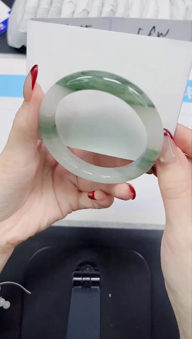 【闪购商品】石英质玉手镯未镶嵌350