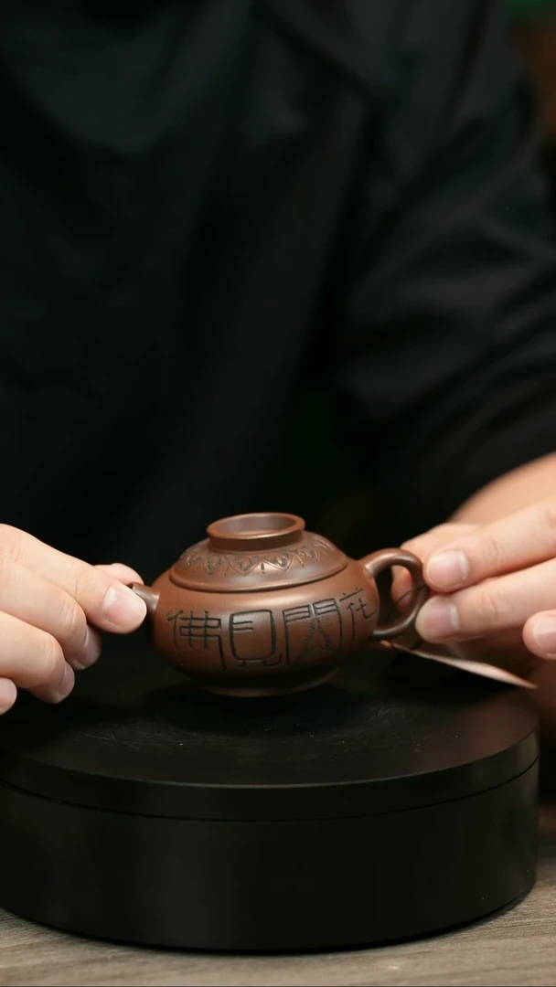 茶壶紫砂傻*H2142赵信军刻绘扁巨轮