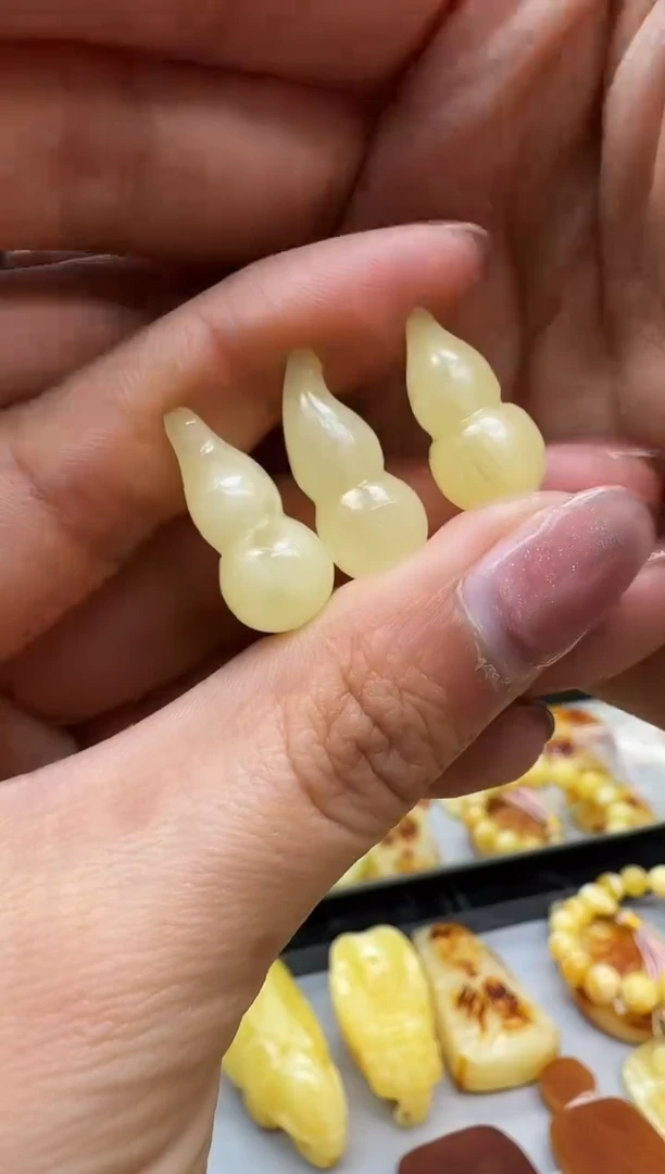 【闪购商品】琥珀裸石未镶嵌葫芦   多样性发一