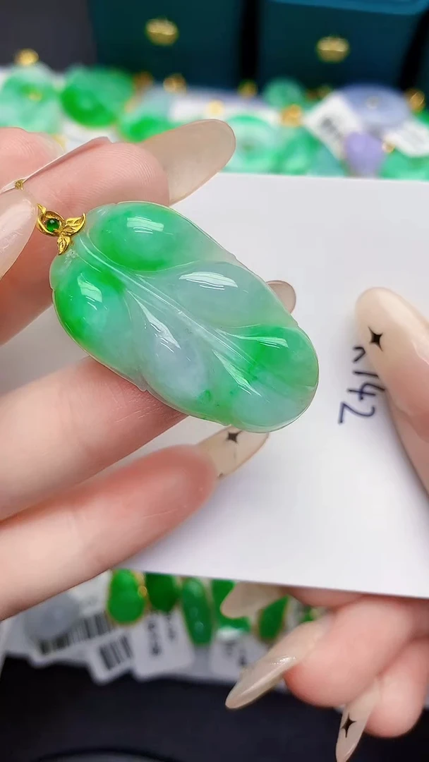 颈饰18K金镶嵌翡翠缅甸天然翡翠A货