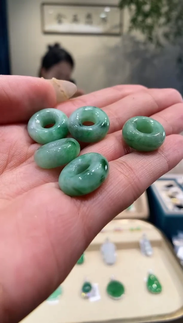 【闪购商品】翡翠吊坠(不含链)未镶嵌甜甜圈 多样性发其一