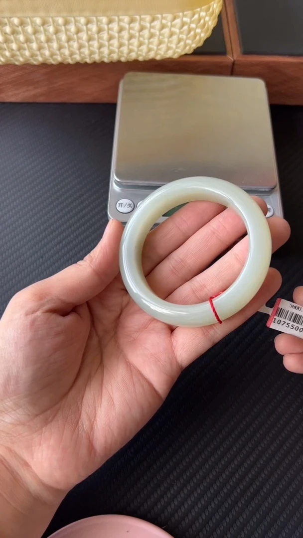 【闪购商品】和田玉手镯未镶嵌且末微色差近矿51+