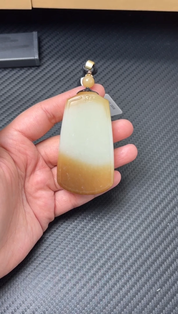 吊坠(赠链)未镶嵌和田玉且末金山微色差吊坠m