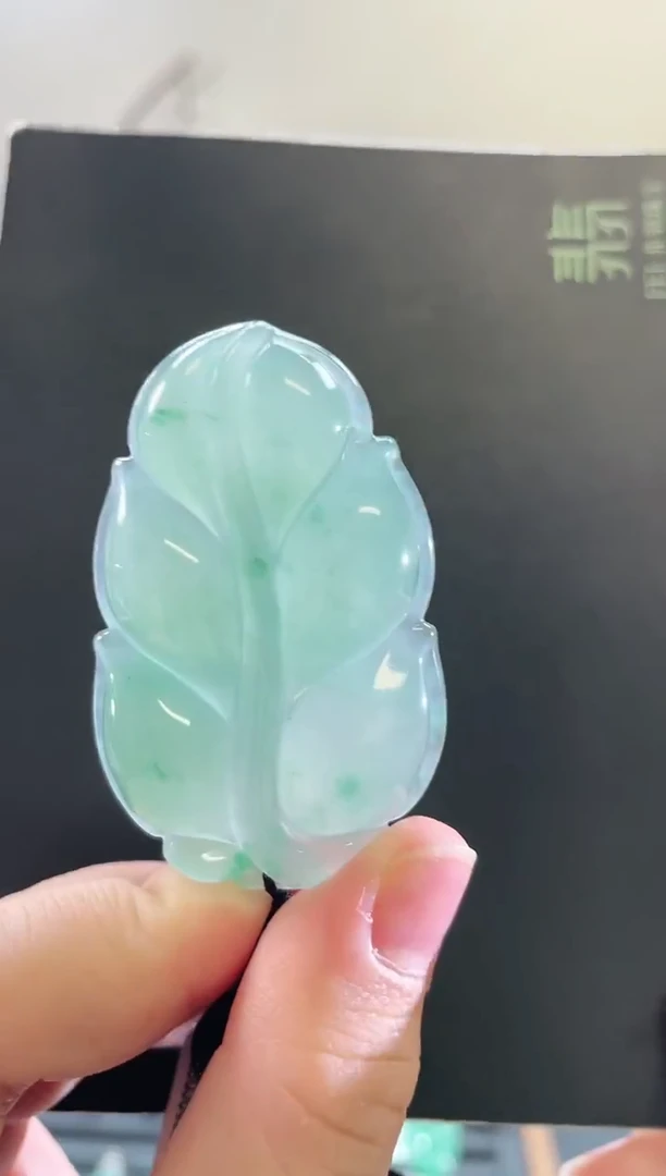 颈饰未镶嵌石英质玉大叶有成