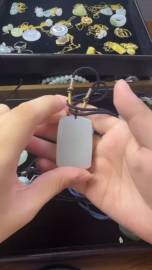 吊坠(赠链)未镶嵌和田玉和田玉无事牌