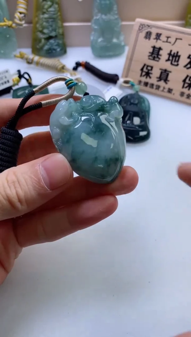 翡翠挂件未镶嵌