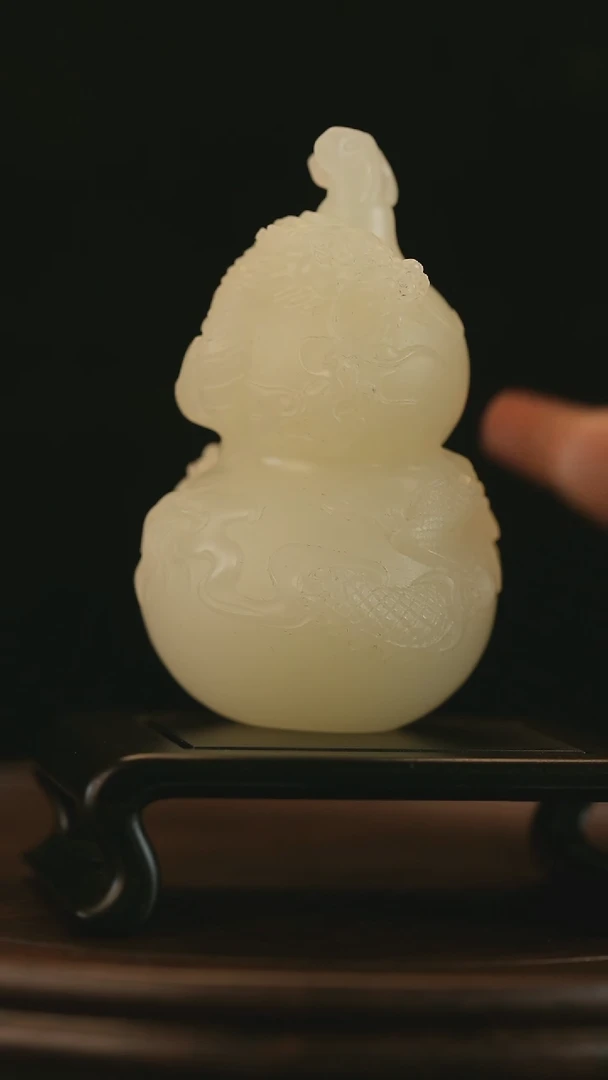 云南石竹叶青雕刻：龙缠福禄